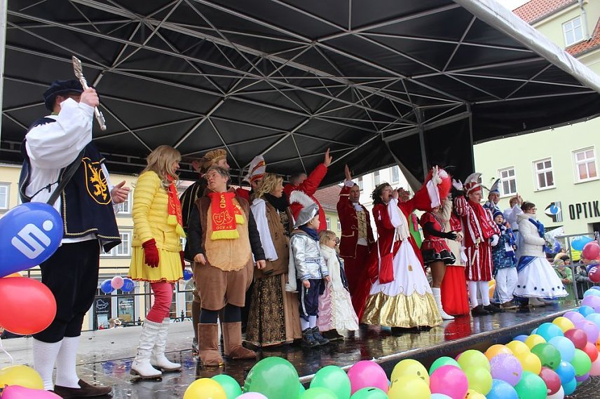 Bild: Rosenmontagsparty auf dem Markt Sondershausen