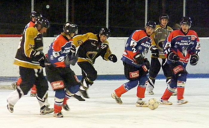 Bild: W&ouml;lfe beim Eisfu&szlig;ball