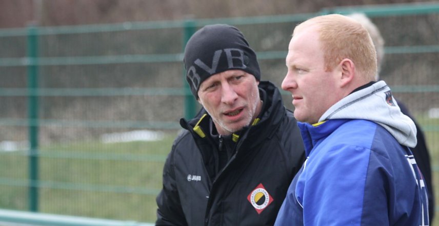 Bild: Trainer und Co-Trainer im Gespr&auml;ch