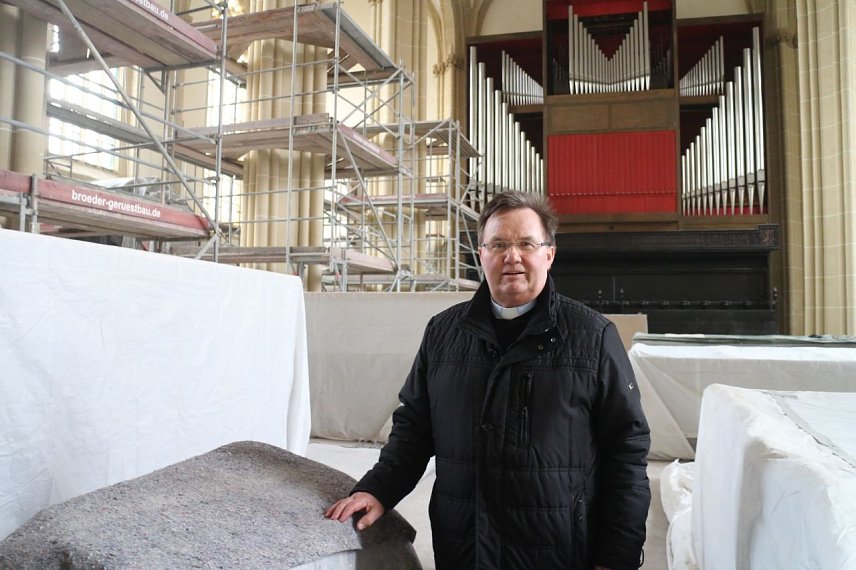Bild: Pfarrer Richard Hentrich vor der gro&szlig;en Orgel
