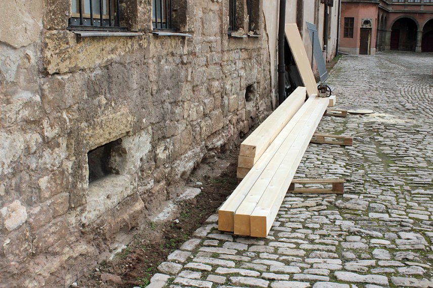 Bild: Erste Sicherungsarbeiten am Schloss