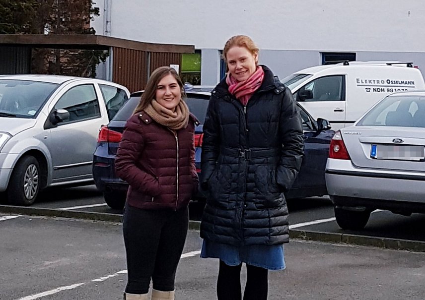 Bild: Camila Calder&oacute;n, Absolventin des Studienkollegs Nordhausen, und Simone Manhold, Personalreferentin bei Eaton Germany GmbH (v.l.): Camila arbeitet derzeit als Dolmetscherin f&uuml;r Eaton