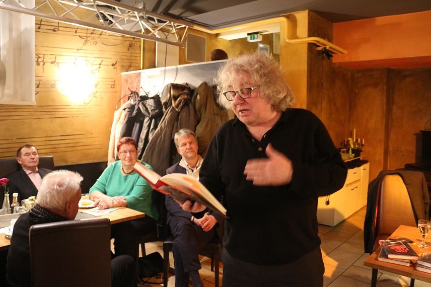 Bild: Christoph Nix stellte im Theaterrestaurant Da Capo sein neues Buch vor
