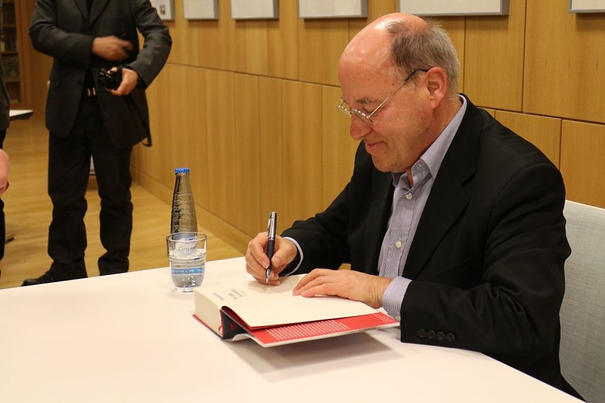 Bild: "Ein Leben ist nicht genug" - Gregor Gysi in der Nordh&auml;user Stadtbibliothek