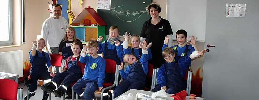 Bild: Junge Feuerwehrleute bei DRK-Ausbildung