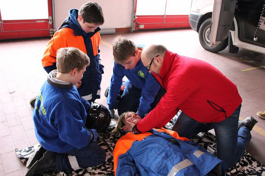 Bild: Junge Feuerwehrleute bei DRK-Ausbildung