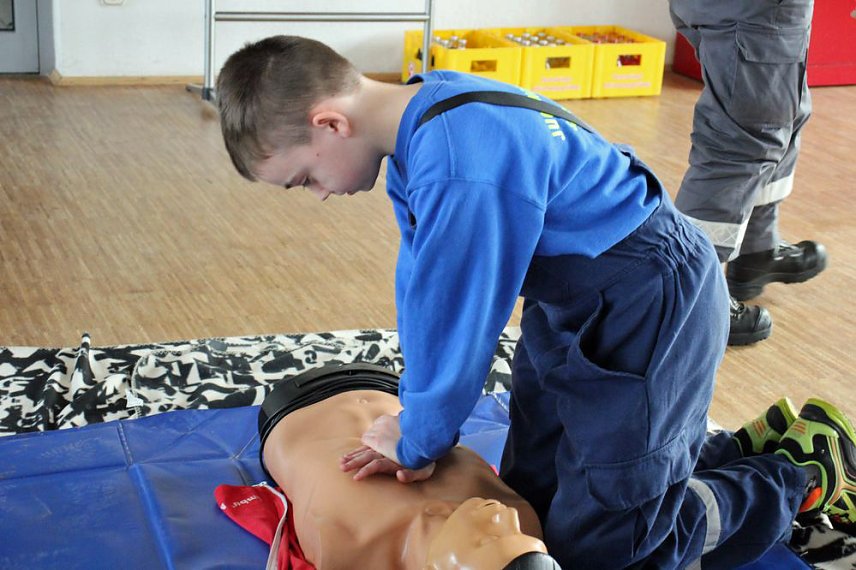 Bild: Junge Feuerwehrleute bei DRK-Ausbildung