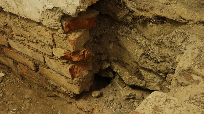 Bild: Altes Gem&auml;uer hinter Backstein - Kalksteinm&ouml;rtel und Naturstein
