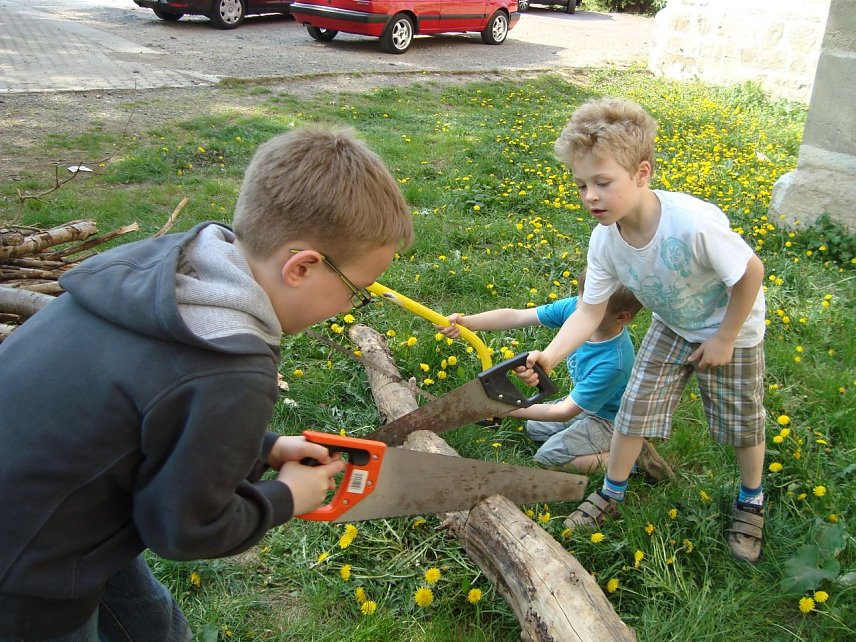 Bild: Kinder bereiten Osterfeuer vor