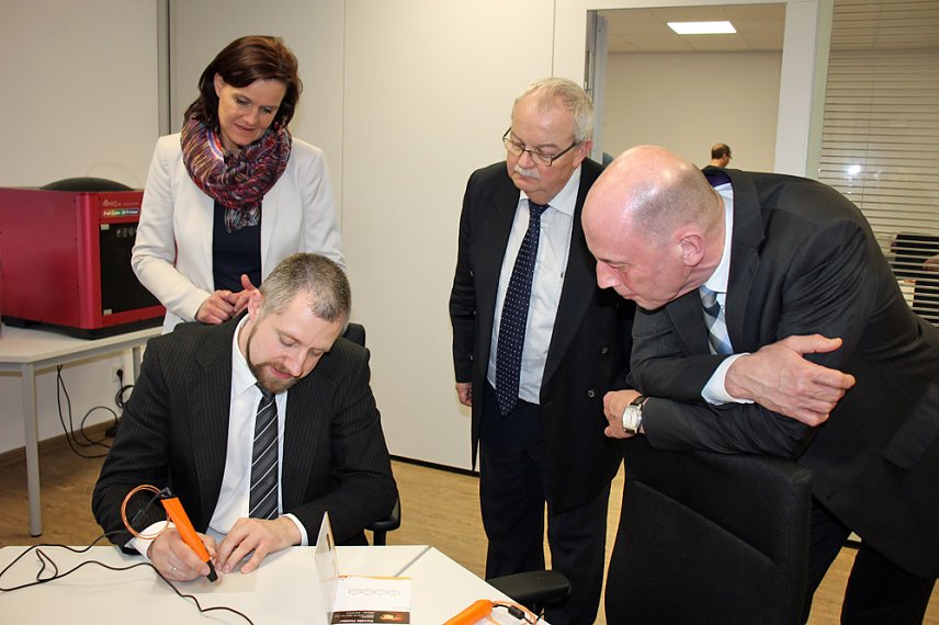 Bild: Der besondere runde Ordner f&uuml;r den Wirtschaftsminister