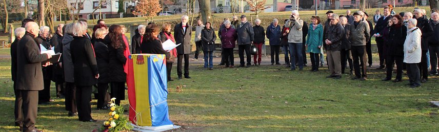 Bild: Stele f&uuml;r Heinz Unger enth&uuml;llt