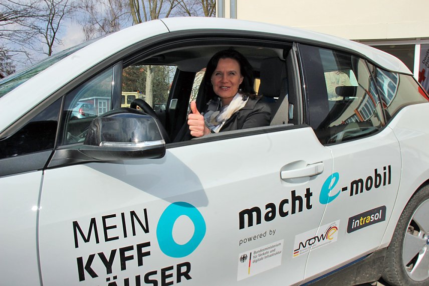 Bild: DRK mit E-Auto zum Testen