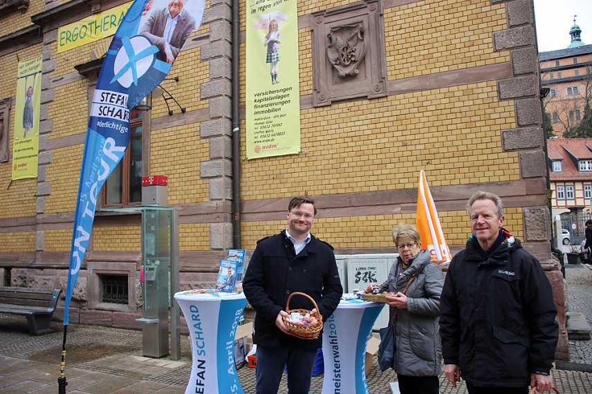 Bild: Ostereierverteilung im Zeichen des Wahlkampfes