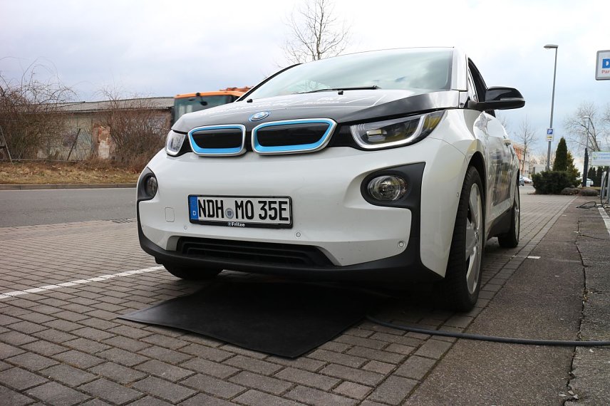 Bild: Autonom fahren, autonom "tanken" - mittels Induktionssschleife