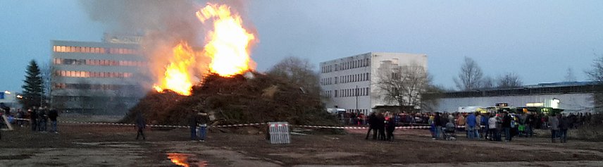 Bild: Stimmung beim Osterfeuer mit Hindernissen