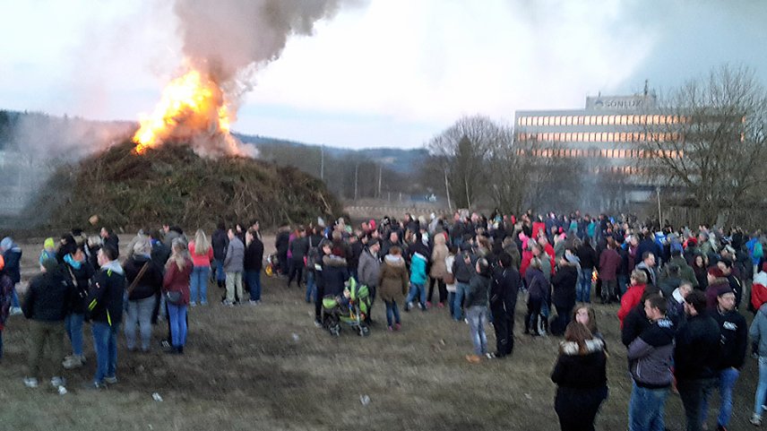 Bild: Stimmung beim Osterfeuer mit Hindernissen