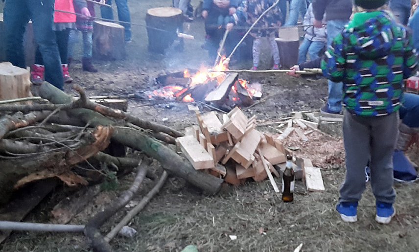 Bild: Stimmung beim Osterfeuer mit Hindernissen