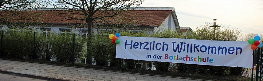 Bild: Landr&auml;tin &uuml;bergibt neues Schulgeb&auml;ude