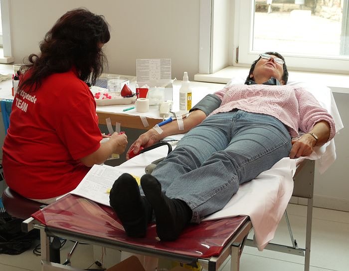 Bild: Junge Leute sollen Blut spenden