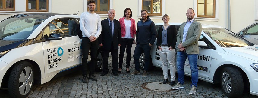 Bild: Mitarbeiter im Landratsamt testen Elektroautos