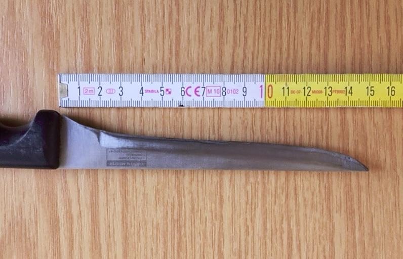 Bild: Sondersh&auml;userin mit Messer unterwegs
