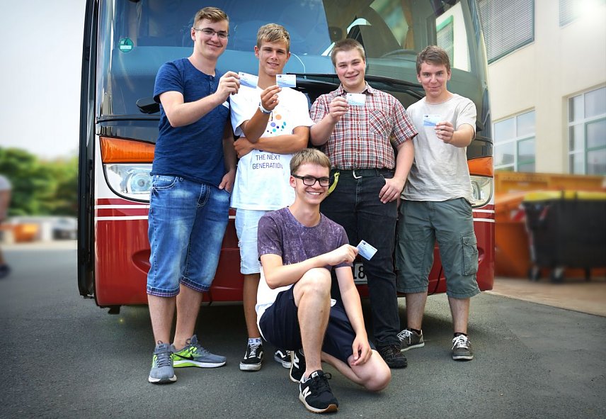 Bild: v.l. stehend: Hannes Vit&eacute;, Justin Leon Duphorn, Kevin Dziuba, Jens Binczyk und Marvin Greyer (Mitte unten) von der SWE Service GmbH freuen sich &uuml;ber ihren neuen Azubi-Ausweis von der IHK Erfurt
