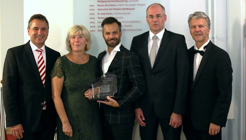 Bild: Theaterpreis &uuml;berreicht