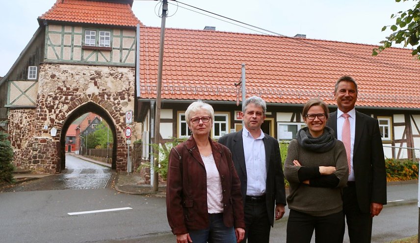 Bild: Kunst erleben, von der Idee bis zur Umsetzung - v.l: Renate Preinesberger vom Kur- und Fremdenverkehrsverein, B&uuml;rgermeister Dirk Erfurt, K&uuml;nstlerin Judith Rautenberg und Sparkassenchef Wolfgang Asche