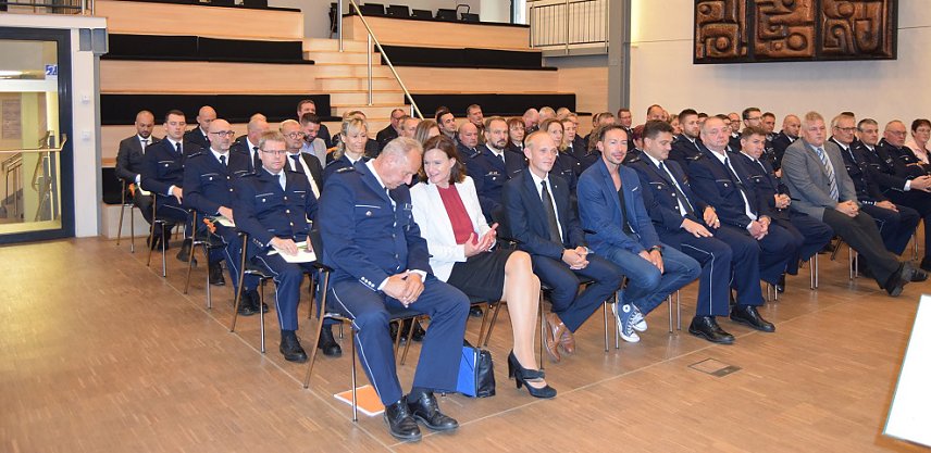 Bild: Bef&ouml;rderung im B&uuml;rgersaal der Cruciskirche