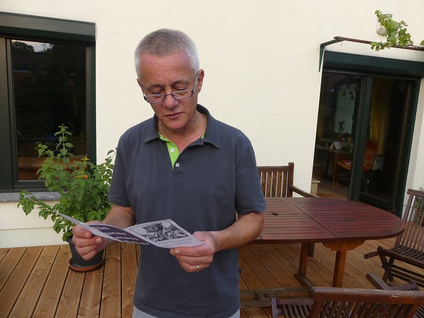 Bild: Der Justus-Jonas-Preis ist ausgerufen, welch eine Freude!, verk&uuml;ndet Dr. Uwe Krieger, Pr&auml;ses der Kreissynode des Kirchenkreises S&uuml;dharz fr&ouml;hlich. Den neuen Flyer h&auml;lt er dabei schon in H&auml;nden