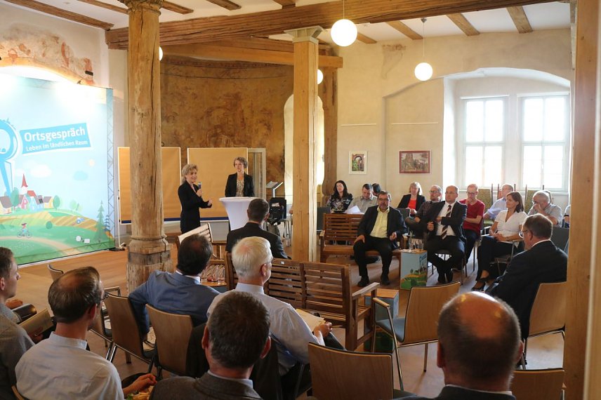 Bild: Ortsgespr&auml;ch in Heringen