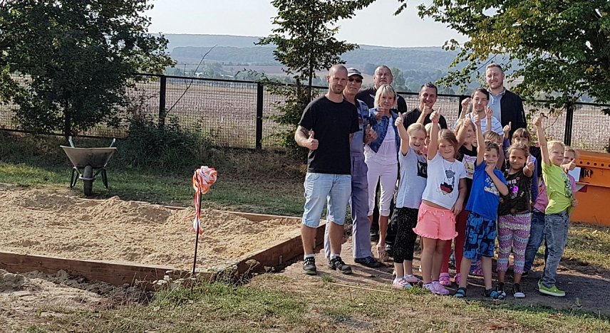 Bild: n den vergangenen Wochen wurde an der Grundschule in Wipperdorf die alte und &auml;u&szlig;erst marode Weitsprunganlage komplett saniert