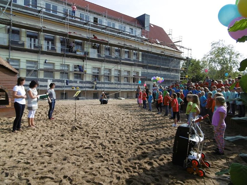 Bild: &Uuml;bergabe Au&szlig;enanlage der Grundschule Bottendorf