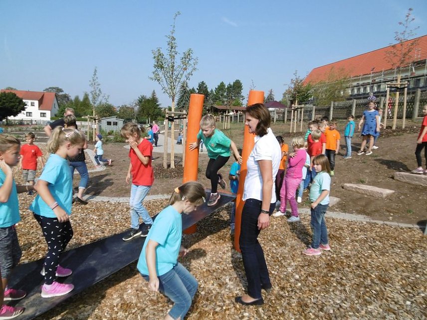 Bild: &Uuml;bergabe Au&szlig;enanlage der Grundschule Bottendorf