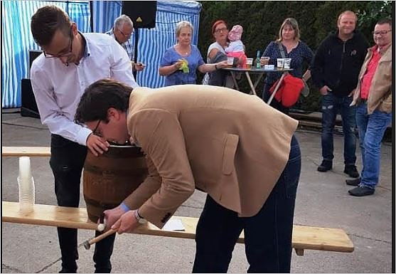 Bild: Fa&szlig;bieranstich durch Ortsb&uuml;rgermeister