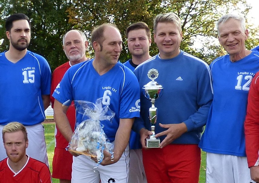Bild: Das traditionelle Fu&szlig;ball-Spiel im Stadion an der Wipper