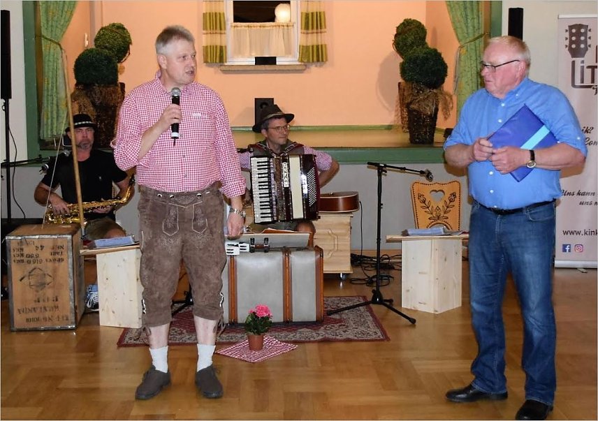 Bild: B&uuml;rgermeister Uwe Wagner (li,) und Ernst-Dieter Meyer (re.) 