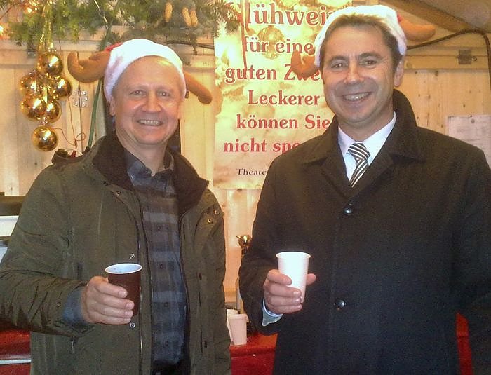 Bild: Weihnachtsm&auml;nner warten