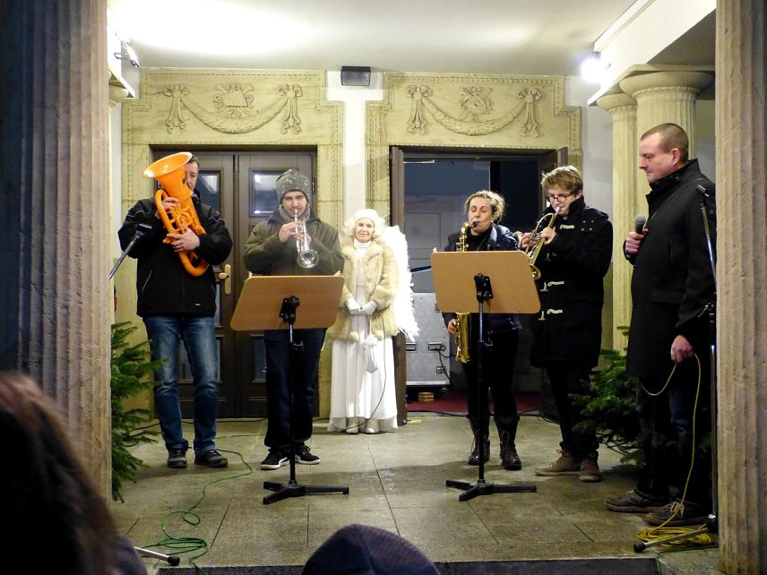 Bild: Hinter dem 17. T&uuml;rchen ging es heute musikalisch zu: die Kreismusikschule war zu Besuch beim gro&szlig;en Theater Adventskalender.