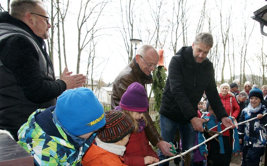 Bild: JSW-Vorstand Andreas Weigel und B&uuml;rgermeister Stephan Klante durften den Bandschnitt gemeinsam mit den Kindern &uuml;bernehmen. Einrichtungsleiter Tobias Erlmeier (rechts) freute sich sichtlich, ein solches Projekt in der Region umsetzen zu k&ouml;nnen