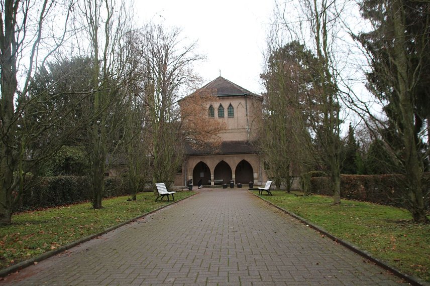 Bild: Auf dem Hauptfriedhof haben die Bauarbeiten an der kleinen Trauerhalle begonnen