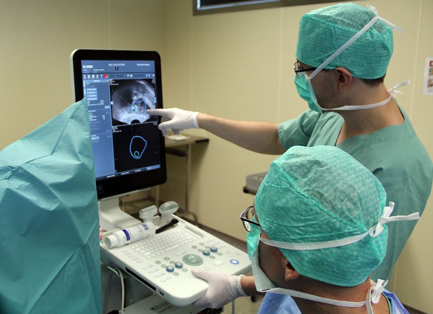 Bild: Urologen bei Anwendung der Fusionsbiopsie