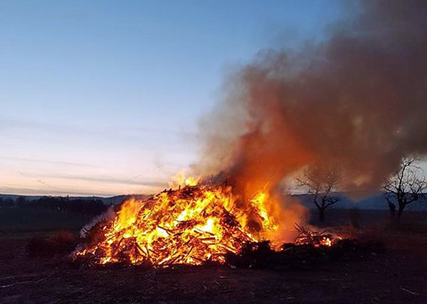 Bild: Osterfeuer in Bendeleben