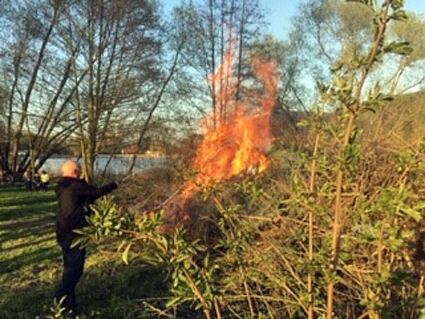 Bild: Osterfeuer am Bebraer Teich