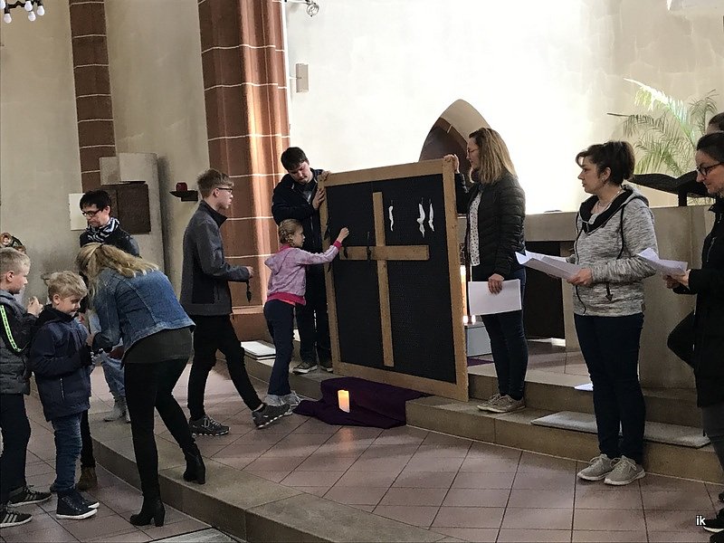 Bild: Kinder heften B&auml;nder ans Kreuz