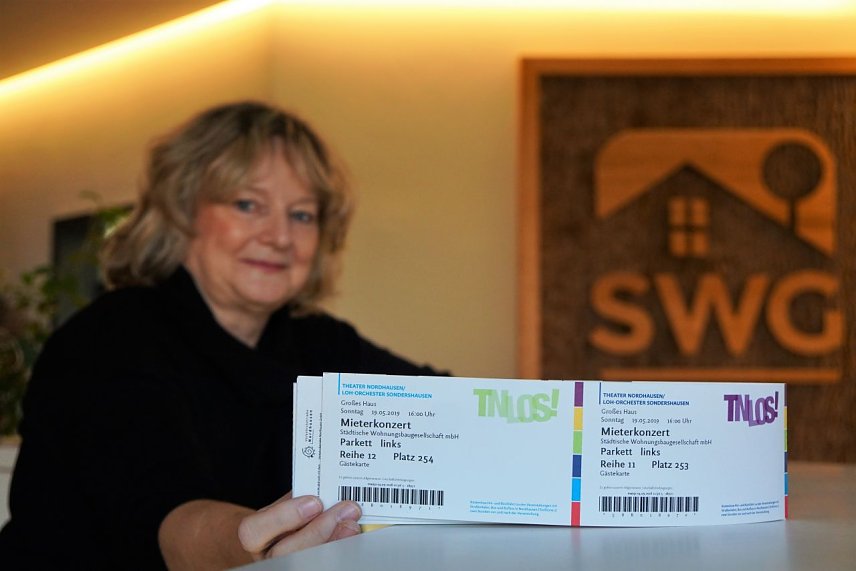 Bild: Bei Rita Eitz am Empfang in der SWG-Gesch&auml;ftsstelle in der Geseniusstra&szlig;e liegen Karten zum Abholen bereit.