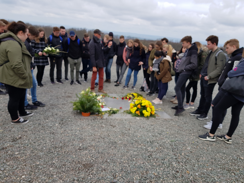 Bild: Die Sch&uuml;ler der Klassen 10a und 10b des Schiller-Gymnasiums zu Besuch in der Gedenkst&auml;tte Buchenwald