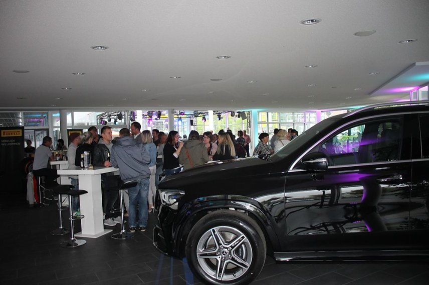 Bild: Nach der Arbeit ins Autohaus