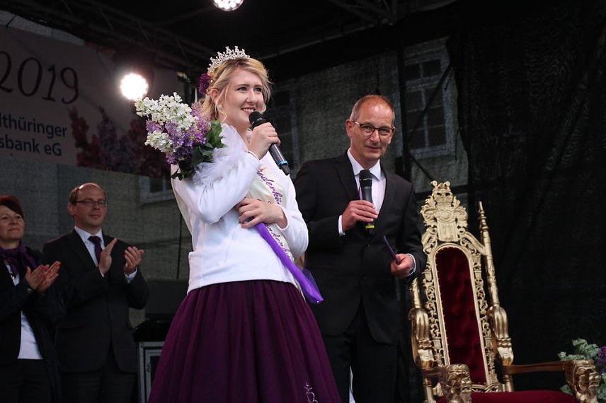 Bild: 27. Fliederfest er&ouml;ffnet - Verabschiedung Fliederk&ouml;nigin