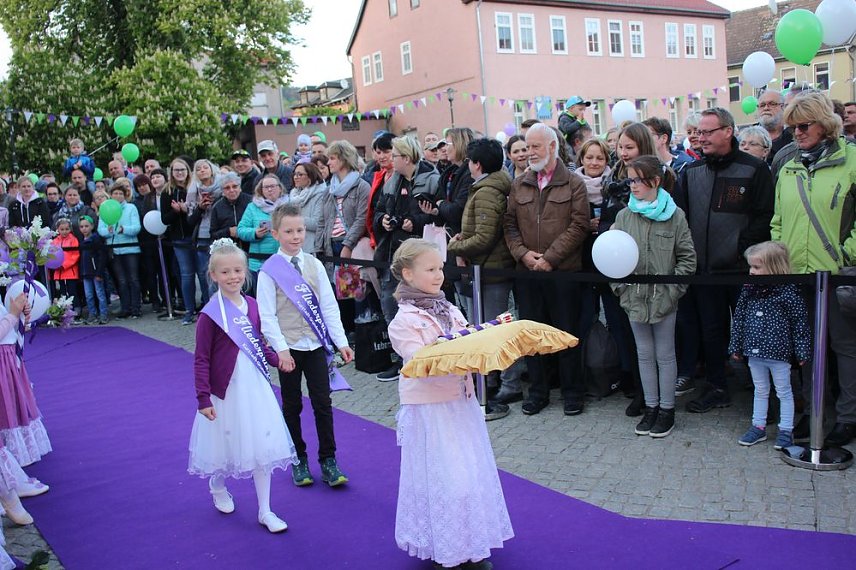 Bild: 27. Fliederfest er&ouml;ffnet - Verabschiedung Fliederk&ouml;nigin